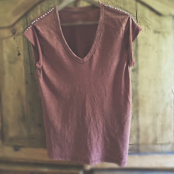 Studded Raw Edge Sleeve V-Neck Tee - Picture 5 of 16